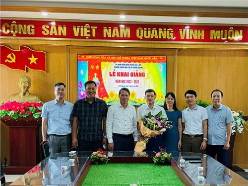 Lãnh đạo cụm tặng hoa chúc mừng năm học mới